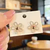 Nuevos Pendientes de Flor de Cinco Pétalos Dulces y Elegantes con Diamantes, Pendientes Florales Huecos Únicos y Elegantes con Estambres de Flor de Mariquita Incrustados de Diamantes