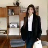 Foto real del nuevo diseño de otoño 2026: chaqueta tipo blazer casual clásica, elegante, de corte holgado para mujer