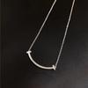 Collar clásico retro de alta gama con cara sonriente dulce y fresca, cadena de clavícula de acero de titanio para mujer, diseño de nicho de lujo ligero, joyería a juego.