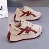 Sapatos femininos de sola grossa, color block, estilo Forrest Gump, nova coleção 2026, cabedal em couro, tênis casuais que aumentam a altura, atacado e drop shipping disponíveis, AM1105