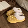 Zapatillas de exterior cálidas y cómodas, zapatillas de algodón con forro polar para mujer, estilo estudiantil de invierno, diseño creativo de bloques de color, lindos zapatos de algodón de lunares