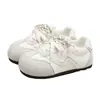 Zapatillas de plataforma de nuevo estilo para aumentar la altura para estudiantes mujeres, diseño popular, versátiles, suela blanda, zapatillas deportivas ultraligeras y cómodas