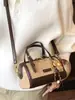 Nova bolsa de boliche outono de 2026, estilosa e com bom acabamento, de ombro único, transversal, bolsa de mão, bolsa Boston acolchoada da moda