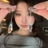 Aretes de Cristal Irregular Transparentes de Alta Calidad Acentos de Diamante Frescos Rombo Gota de Agua Lujo Ligero Sencillo Versátil Realza el Temperamento Para el Trabajo