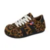 Novos sapatos casuais esportivos de outono que aumentam a altura, versáteis, tênis de sola grossa para mulheres, sapatos de treino alemães, vermelho
