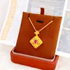 Joyería de oro cepillado, mismo estilo que la tienda de oro, incrustada con diamantes y rubíes, colgante de trébol de cuatro hojas para mujer, nicho, sentido de diseño de alta gama, accesorio