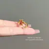 Anel Folha de Bordo com Diamantes Vermelhos Cintilantes Transfronteiriço, Luxo de Nicho, Alto Valor Estético, Versátil, Retrô, Requintado, Anel para Dedo Indicador