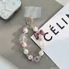 Corrente de Celular Feita à Mão com Contas Estilo Blind Box Tema Dopamina com Três Cordões e Pingente de Boneca Pintado à Mão