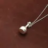 Collar con colgante de petaca de plata estilo fiebre, diseño de nicho, estilo ins, colgante largo elegante, joyería minimalista de lujo ligero