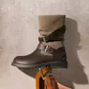 Hebilla de Cinturón Estilo Británico Perro Rosa Botas de Caballero para Mujer 2026 Otoño/Invierno Color Caqui Patchwork Botas de Caña Alta Adelgazantes y Versátiles