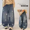 Calça Masculina Estilo Primavera e Outono 2026 Nova Roupa Infantil Jeans Estilo Cool Calça de Faca Torta para Crianças Grandes Calça de Perna Larga para Meninos
