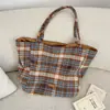 51123 Bolso de Compras de Lana a Cuadros Retro Coreano de Gran Capacidad con una Sola Correa Estilo Perezoso Bolso Tote Versátil de Doble Cara