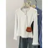 Foto real de una camiseta blanca de manga larga con ribete de encaje para mujer, camiseta interior térmica ajustada estilo coreano para otoño e invierno