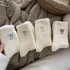 Calcetines de felpa para mujer, estilo coreano, de media pantorrilla, cálidos de invierno, forrados de forro polar, gruesos, blancos, con lazo, calcetines holgados de moda de media pantorrilla
