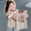 Camiseta de Manga Curta Color Block Listrada para Meninos e Meninas, Algodão Puro, Estampa de Bordado Falso de Verão para Crianças, Top Solto e Versátil para Bebês