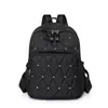 Comercio exterior al por mayor 2025 nuevo bolso de hombro casual para mujer de nailon moda remache almacenamiento exterior mochila de viaje tendencia