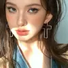 Pendientes de Aro Cruzados con Línea Metálica Estilo Europeo y Americano para Mujer, Pinzas para Orejas de Gama Alta de Nicho que Realzan la Apariencia del Rostro