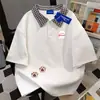 Camiseta Feminina Manga Curta com Gola Estampada de Gatinho Fofo Estilo Verão 2026, Falso Duas Peças Estilo Americano, Algodão Puro, Top Versátil para Casais
