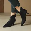 Botas de tornozelo da moda estilo coreano, bico V, couro bovino de primeira camada, salto de gato, bico fino, zíper traseiro, salto agulha, salto médio, forradas de fleece para mulheres