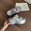 Chinelo Prateado Quente Famoso na Internet Antiderrapante Sola Grossa Feminino Verão Uso Externo 2025 Novo Estilo Sola Macia Sandálias Plataforma com Saia