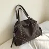 Moda retro transfronteriza, bolso tote único y moderno para mujer, nueva colección de invierno 2026, gran capacidad, bolso de hombro con tachuelas, bolso de axila