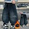 Pantalones de Niño Invierno 2026 Nuevo Estilo Pantalones Largos de Mezclilla Gruesos y Cálidos para Niños Pantalones Banana Elegantes con Forro de Terciopelo