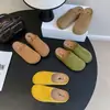 Mules cerrados retro populares para mujer, nuevos zapatos planos de ante tipo Birkenstock sin cordones para uso en exteriores