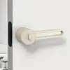 Juego de cerradura de puerta ecológico minimalista italiano para el hogar, manija de puerta universal de línea recta de lujo ligero para dormitorio, baño, cocina