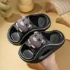 Chinelos EVA Infantis Urso Fofo Meninos Meninas 2025 Novo Estilo Banheiro Antiderrapante Solado Macio Interno Chinelos Frescos para Bebê