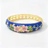 En stock directo del fabricante Pulsera azul Jingtai flores de colores esmaltadas incrustadas con pedrería anillo de mano hueco estilo chino étnico al por mayor