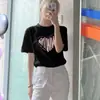 Camiseta Estampada Retro Coreana com Ombro Reto Feminina Top Verão 2026 Novo Tamanho Grande Solta Ins Algodão Puro Branco Manga Curta