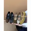 Mocassins brancos Pillow Crane com sola ultrassuave e bolinhas para mulheres, novo modelo primavera e outono 2026, sapatilhas Mary Jane planas com tira de fivela