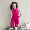Conjunto esportivo feminino para primavera e outono de 2026, novo conjunto estiloso e moderno de primavera para bebês, conjunto de baseball infantil de duas peças