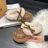 Novas pantufas de algodão com laço de strass para outono e inverno de 2026 para mulheres, com sola grossa, quentes e forradas com fleece, adequadas para uso interno e externo