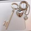 Estilo ins japonés y coreano colgante de llave de amor de metal plateado diseño nicho personalizado llavero para pareja colgante para bolso