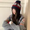 Chapéu de Tricô Jacquard Estilo Fair Isle para Mulheres no Outono e Inverno Viagem e Compras Chapéu de Lã Proteção para Ouvido Proteção contra Frio Cor Contrastante Chapéu Lei Feng