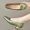 Sapatos femininos populares de corte baixo, novo modelo outono 2026, salto grosso estilo chinês, novos sapatos elegantes slip-on de salto médio estilo chinês para mulheres