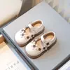 Zapatos de Moda de Cuero para Niñas 2025 Verano Nuevo Zapatos Individuales con Velcro de Flores para Niños Pequeños y Medianos Zapatos Individuales Versátiles Casuales para Niños