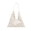 Nova bolsa de ombro feminina personalizada, moderna, com tachas, para o início da primavera, bonita, simples, de grande capacidade, fashion