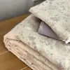 Juego de Verano de Cuatro Piezas con Colcha de Gasa de Doble Capa de Algodón Puro, Amigable con la Piel y Cómoda, de Grado Materno e Infantil, con Cordón Integrado, Núcleo de Colcha Lavable a Máquina