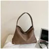 Bolso tote de moda con remaches para mujer, nuevo bolso cruzado de lujo ligero retro para el hombro, bolso de hombro de gran capacidad