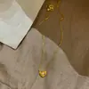 Colar Coração Dourado Escovado Vintage Tendência para Mulheres, Corrente de Clavícula Exquisita Versátil de Luxo Leve Nicho Alto Padrão