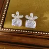 Brincos de flor com pino de prata banhado a ouro real com zircônia, brincos de tarraxa quadrados, simples e elegantes, brincos versáteis, luxo leve com um toque de alta qualidade