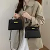 Bolsa Kelly de alta qualidade, leve e luxuosa com padrão de lichia para mulheres, uma bolsa de ombro/transversal elegante e versátil para a temporada de outono de 2026