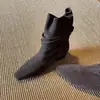 Botines color marrón Melad para mujer, colección otoño 2026, con punta cuadrada, material de gamuza, detalle de hebilla, diseño tipo calcetín, tacón grueso y diseño plisado, lo que los convierte en botas de moda.