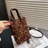 Bolso de Mujer con Estampado de Leopardo Nuevo para Otoño e Invierno Versátil de Hombro Portátil Retro Nicho Esmerilado Dibujos Animados Gamuza Bolso Cruzado para Niños