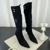 Botas western de bico fino e salto alto até o joelho, outono e inverno de 2026, com saltos agulha de camurça estilo retrô e fivelas de metal