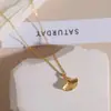 Collar con colgante de hoja de ginkgo chapado en oro de 18 quilates y acero de titanio, cadena de clavícula de la suerte de tres vidas, diseño de nicho de alta calidad para mujer, ideal para regalar.