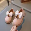 Sapatos de Menina Sapatos de Princesa de Couro Infantil 2025 Novo Primavera Tendência Sapatos de Princesa com Laço de Velcro para Meninas