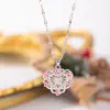 Colar com Pingente de Flor e Letra 26 Moda Transfronteiriça Europeia e Americana Luxo Leve Joias Modernas Femininas Presente de Festa Fabricante Atacado